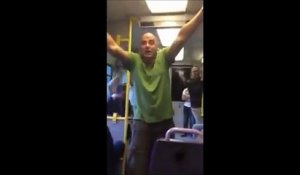 Un homme ivre met l'ambiance dans un train