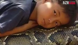 Cet Enfant qui Dort et Joue avec un Anaconda