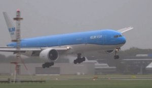 Atterrissage par vent violent pour un Boeing 777 à Amsterdam