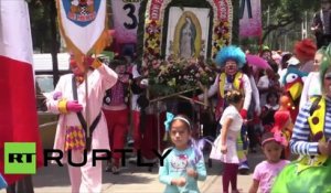 Des clowns en pèlerinage catholique à Mexico City