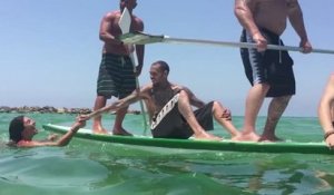 Chris Brown s'amuse avec ses fans sur une plage en Israël