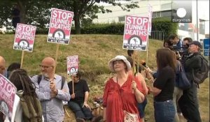 Manifestations pro et anti-migrants du côté britannique du tunnel
