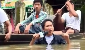 Inondations en Birmanie : un journaliste s'immerge jusqu'aux épaules en plein duplex
