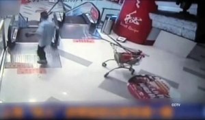 Nouvel accident dans un escalator de centre commercial chinois - un agent d'entretient perd son pied