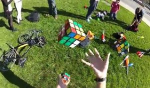 Résoudre 3 rubik's cube simultanément en jonglant avec !