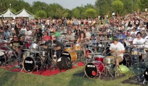 1000 personnes jouent une musique des Foo Fighters simultanément ! DINGUE !