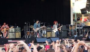 Lenny Kravitz dévoile son entrejambe lors d'un concert