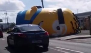 Un Minion géant sème le chaos sur une route à Dublin