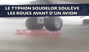 Le typhon Soudelor soulève les roues avant d’un avion