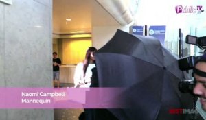 Exclu Vidéo : Naomi Campbell : ras-le-bol des paparazzi, elle se cache derrière un parapluie à LAX !