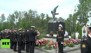 Les officiers de la marine russe commémorent la tragédie du sous-marin nucléaire Koursk