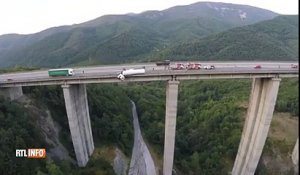 Un camion suspendu dans le vide à 128 mètres de hauteur