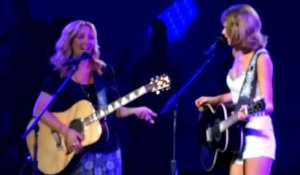 Taylor Swift et Lisa Kudrow chantent "tu pues le chat" en concert au Staples center (Chanson de friends)