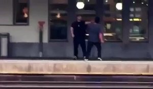 Un homme tombe sur la voie ferrée pendant une bagarre au moment ou le train passe