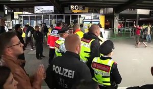 Des réfugiés accueillis sous les applaudissements en Allemagne