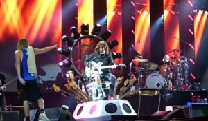The Foo Fighters played with Queen and Led Zeppelin - Foo Fighters, Under Pressure, John Paul Jones, Roger Taylor, Milton Keynes 2015