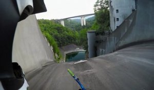 Descendre un barrage de 60 mètres à vélo