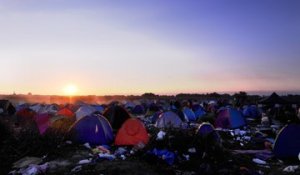 Dans le camp de Röszke, des migrants transis au réveil