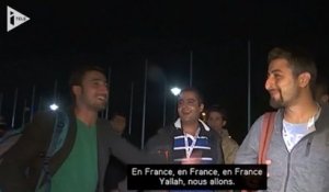 Des réfugiés en route pour la France remercient Chirac en chantant