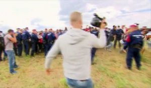 Hongrie: une journaliste fait un croche-pied à des réfugiés fuyant la police
