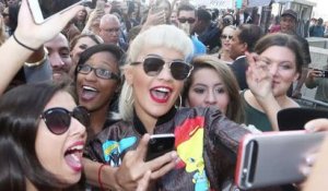Rita Ora et d'autres stars au défilé de Jeremy Scott