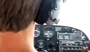 Quand le pilote fait semblant de dormir... Les passagers pètent un cable!
