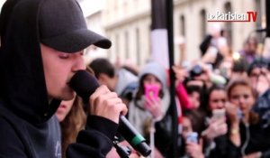 Justin Bieber en live dans les rues de Paris, ses fans émues aux larmes