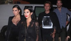Kim Kardashian a de la peine à garder son décolleté sous contrôle