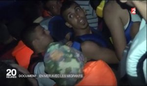 En mer avec les migrants : des journalistes de France 2 ont fait la traversée entre la Turquie et la Grèce