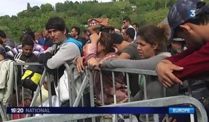 Les migrants patientent à la frontière entre la Slovénie et la Croatie