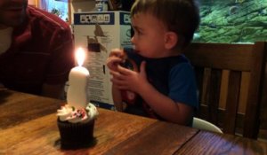 Un gamin n'arrive pas à souffler sa bougie d'anniversaire... trop mignon!