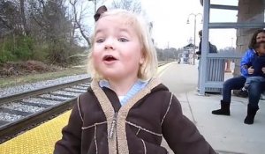 Cette fillette voit un train pour la première fois de sa vie : réaction magique
