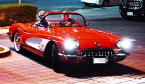 George Clooney dans une Corvette décapotable de 1958