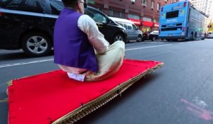 Quand Aladdin débarque dans les rues de New York sur son tapis volant pour de vrai