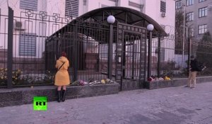Les ukrainiens pleurent les victimes du vol 7K9268 devant l’ambassade de Russie à Kiev