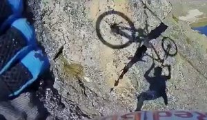 Un rider fait du VTT sur une slackline à 2700 mètres d'altitude