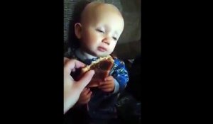 Ce Bébé trop Mignon qui Hésite entre Dormir et Manger