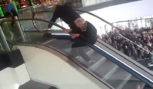 Deux vieux sur un escalator pour un hamburger