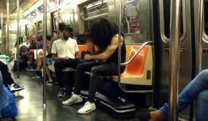 Un gars fait du Air Drum dans le métro en mode blast et headbanging... Dingue!!!