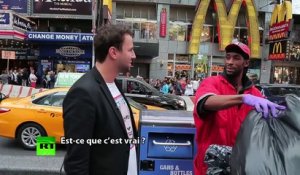 Des new-yorkais prennent des selfies avec un homme vêtu d’un t-shirt à l’effigie de Poutine