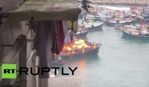 Neuf bateaux en feu dans le port de Hong Kong