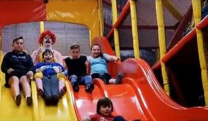 Ronald McDonald en clown tueur dans une aire de jeux