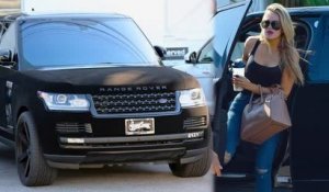 Khloe Kardashian arrive au volant d'une Range Rover en velours
