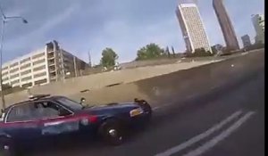 Une voiture de police tente de rattraper un motard en fuite
