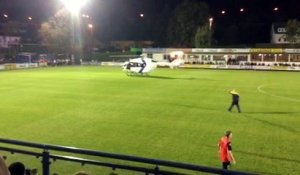 Atterrissage d'un hélicoptère sur un terrain de foot
