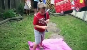 Ce Pauvre petit Garçon va regretter avoir demandé une Pinata pour son Anniversaire