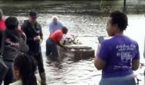 Inondations en Caroline du Sud : un cercueil flotte à la dérive sur une route