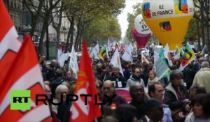 Des manifestants dans les rues de Paris contre les réformes