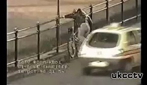 Un homme saoul essaie de faire du vélo... Pas facile!
