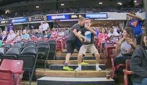 Un gamin danse pendant un match de NBA... Hilarant